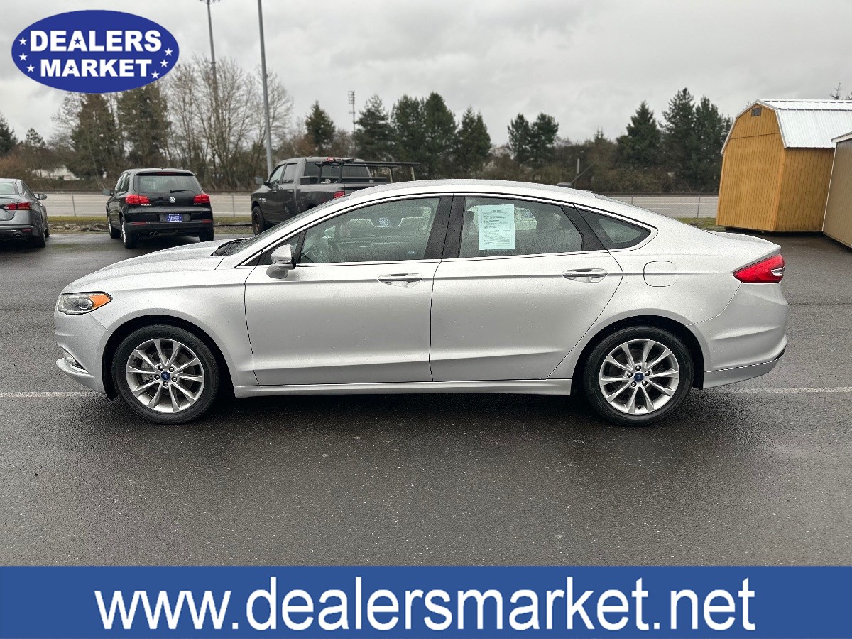 2017 Ford Fusion SE photo 2