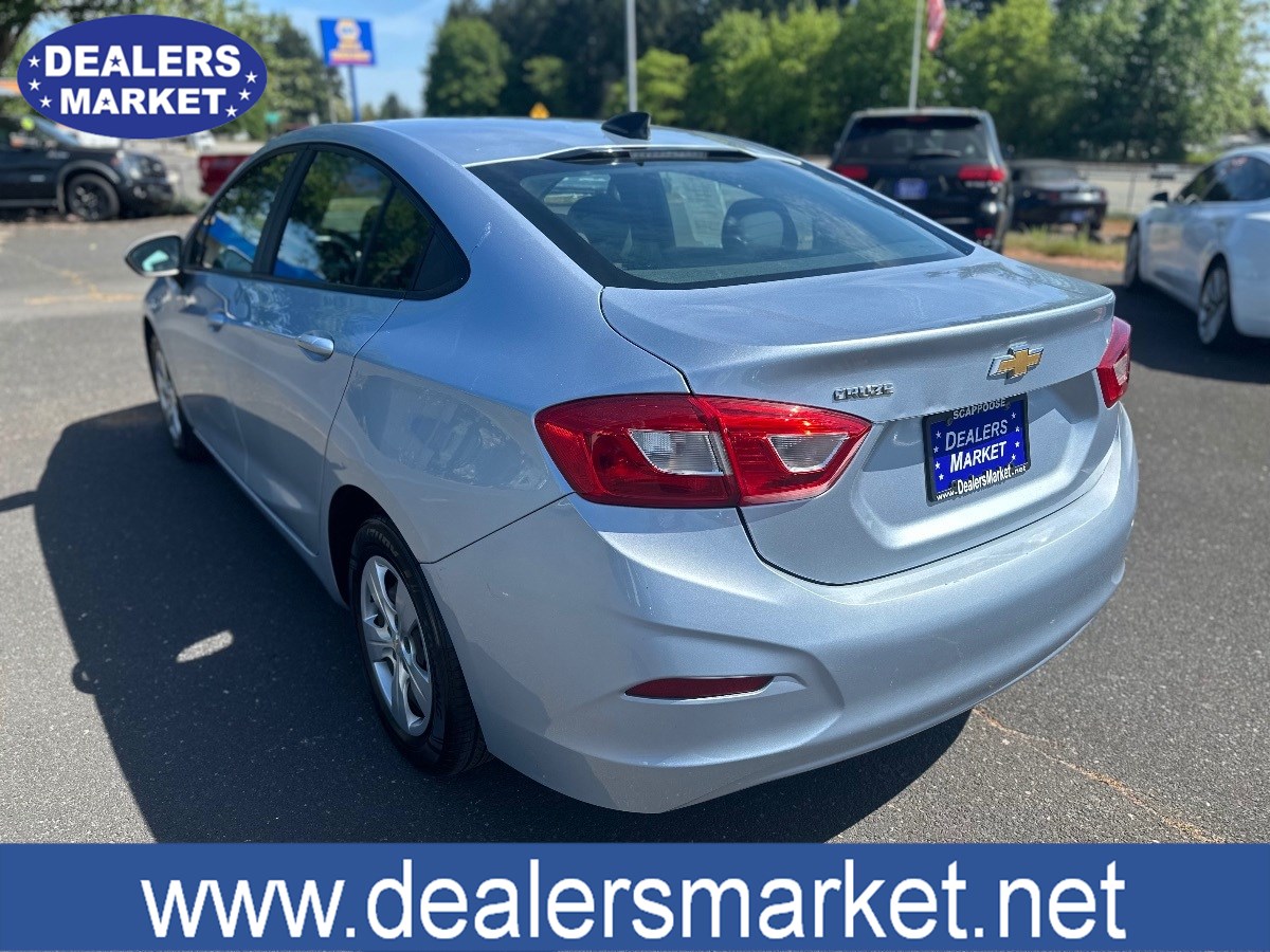 2017 Chevrolet Cruze LS photo 3