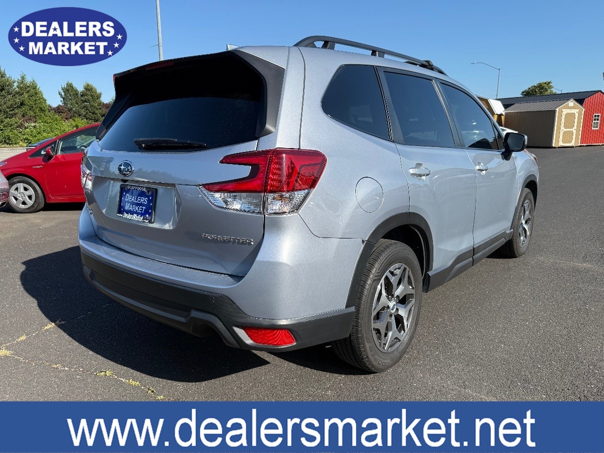 2022 Subaru Forester Premium photo 4