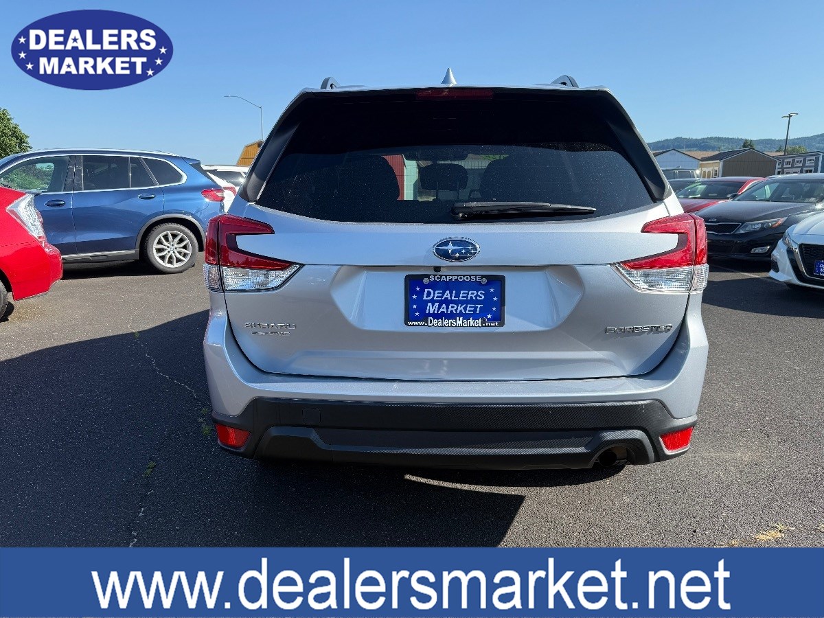 2022 Subaru Forester Premium photo 5