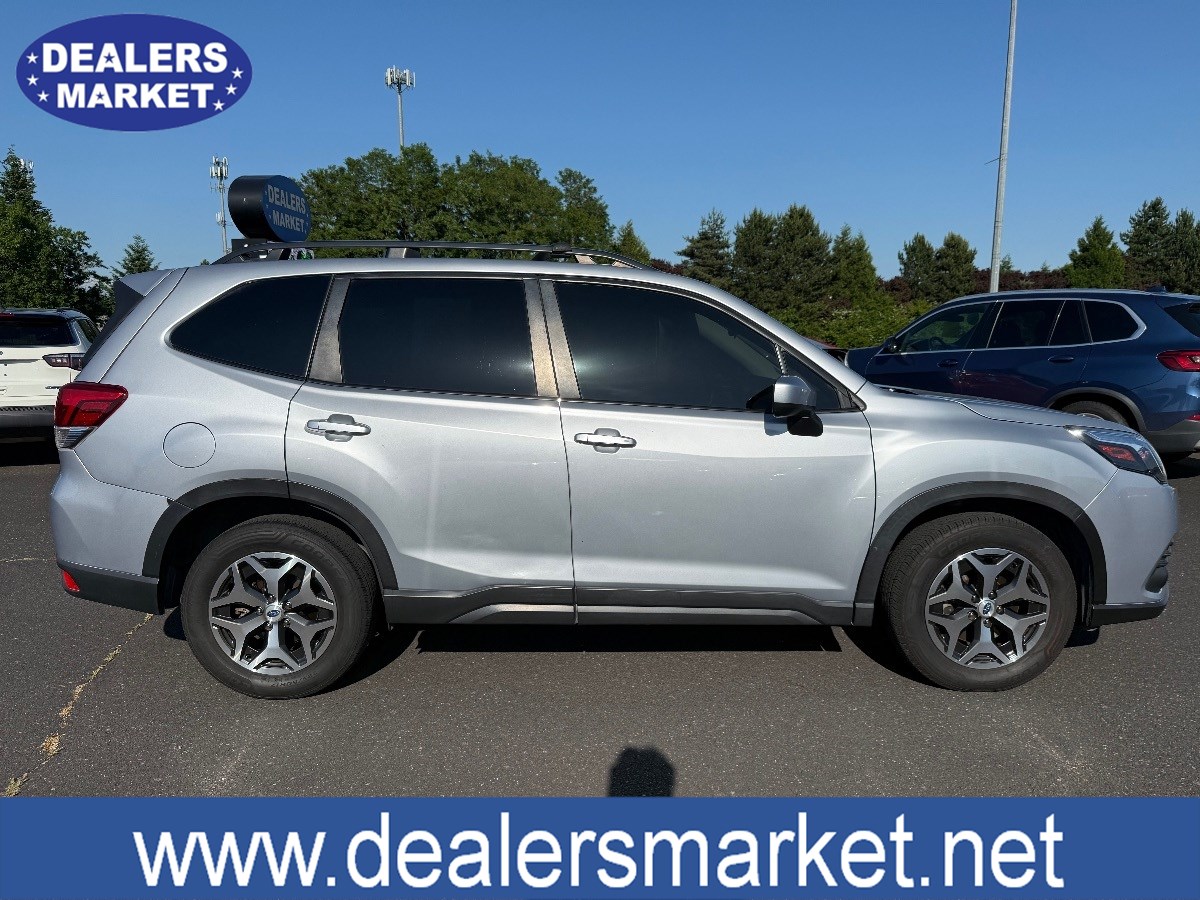 2022 Subaru Forester Premium photo 3