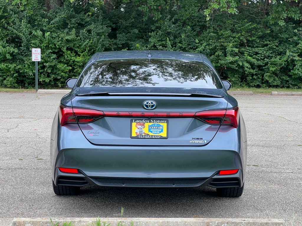 2019 Toyota Avalon Hybrid XLE photo 2