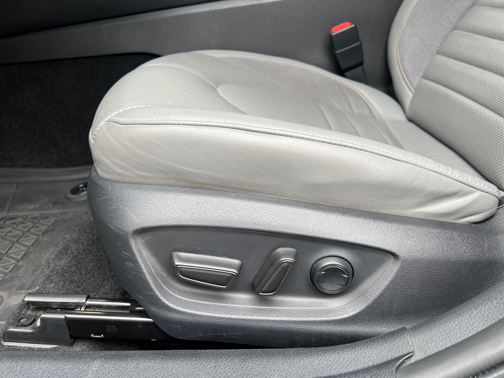 2019 Toyota Avalon Hybrid XLE photo 8