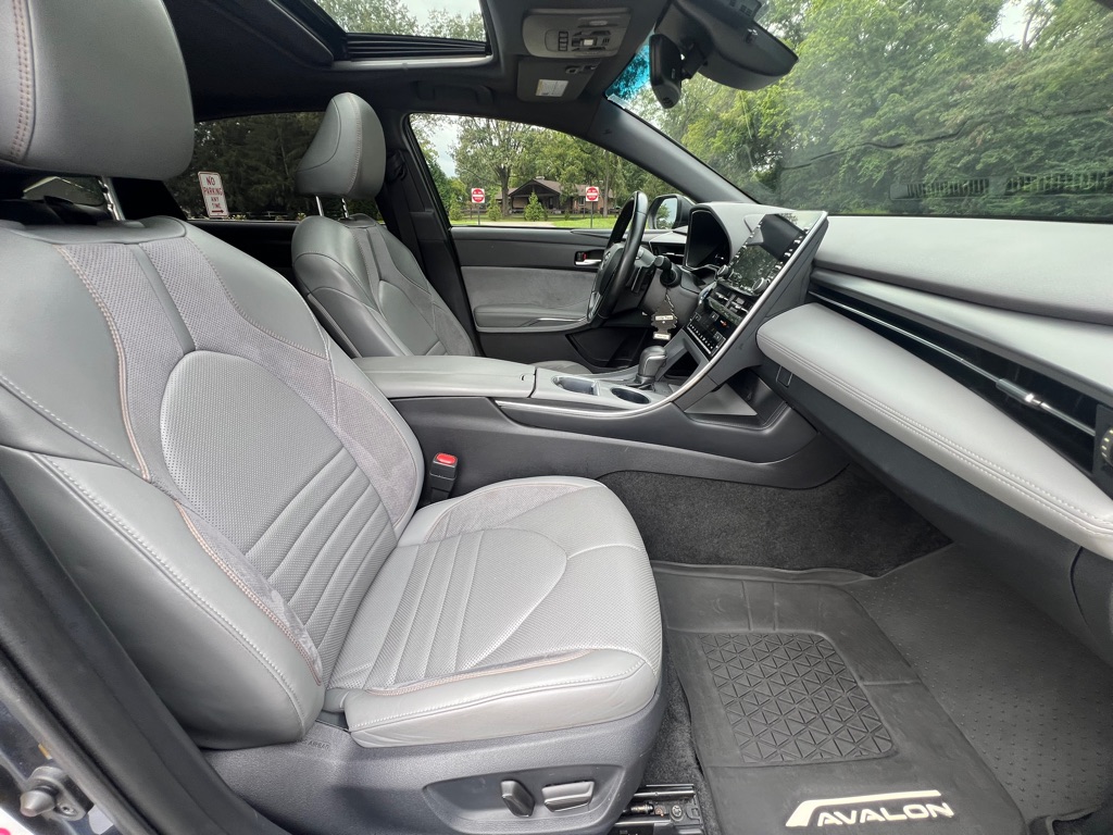 2019 Toyota Avalon Hybrid XLE photo 15