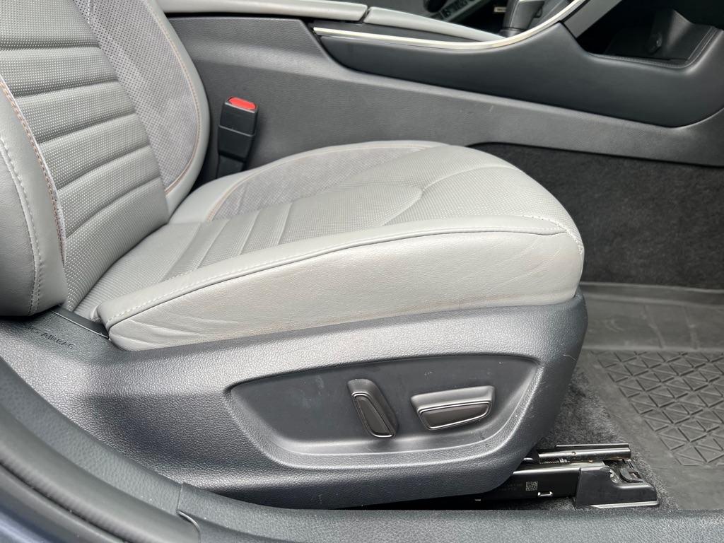 2019 Toyota Avalon Hybrid XLE photo 16