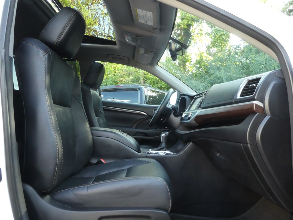 2016 Toyota Highlander Limited photo 24
