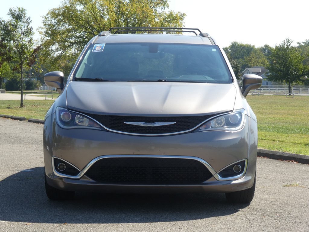 2017 Chrysler Pacifica Touring L photo 2