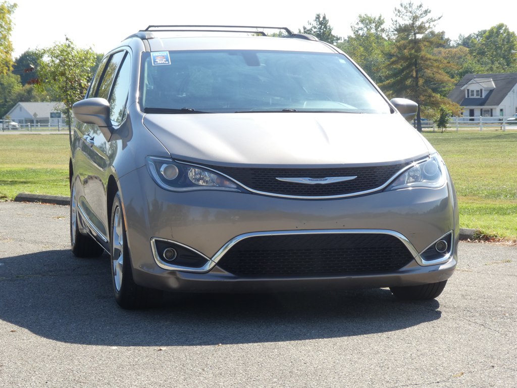 2017 Chrysler Pacifica Touring L photo 3