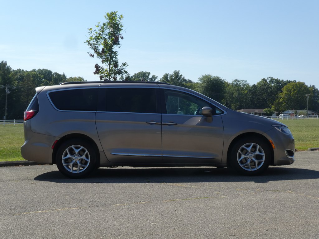 2017 Chrysler Pacifica Touring L photo 5