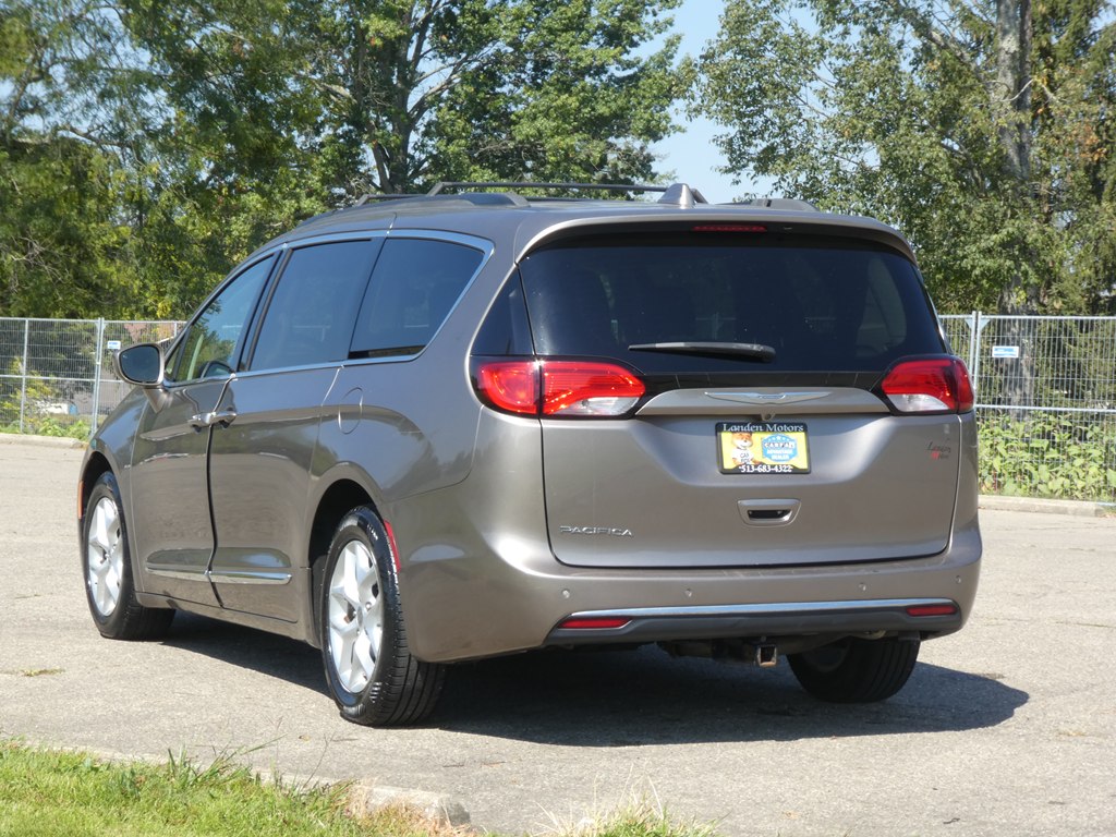 2017 Chrysler Pacifica Touring L photo 8