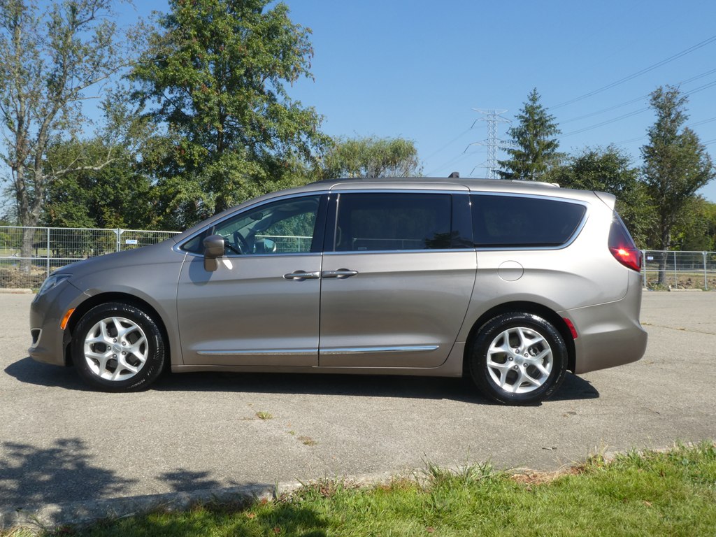 2017 Chrysler Pacifica Touring L photo 9