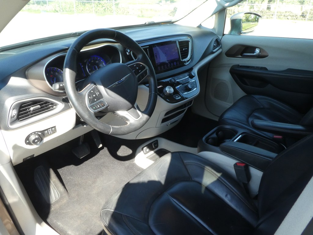 2017 Chrysler Pacifica Touring L photo 12