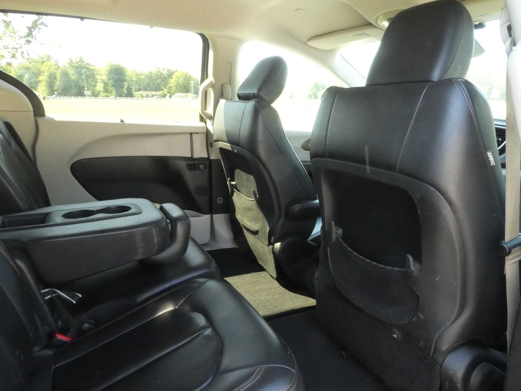 2017 Chrysler Pacifica Touring L photo 16