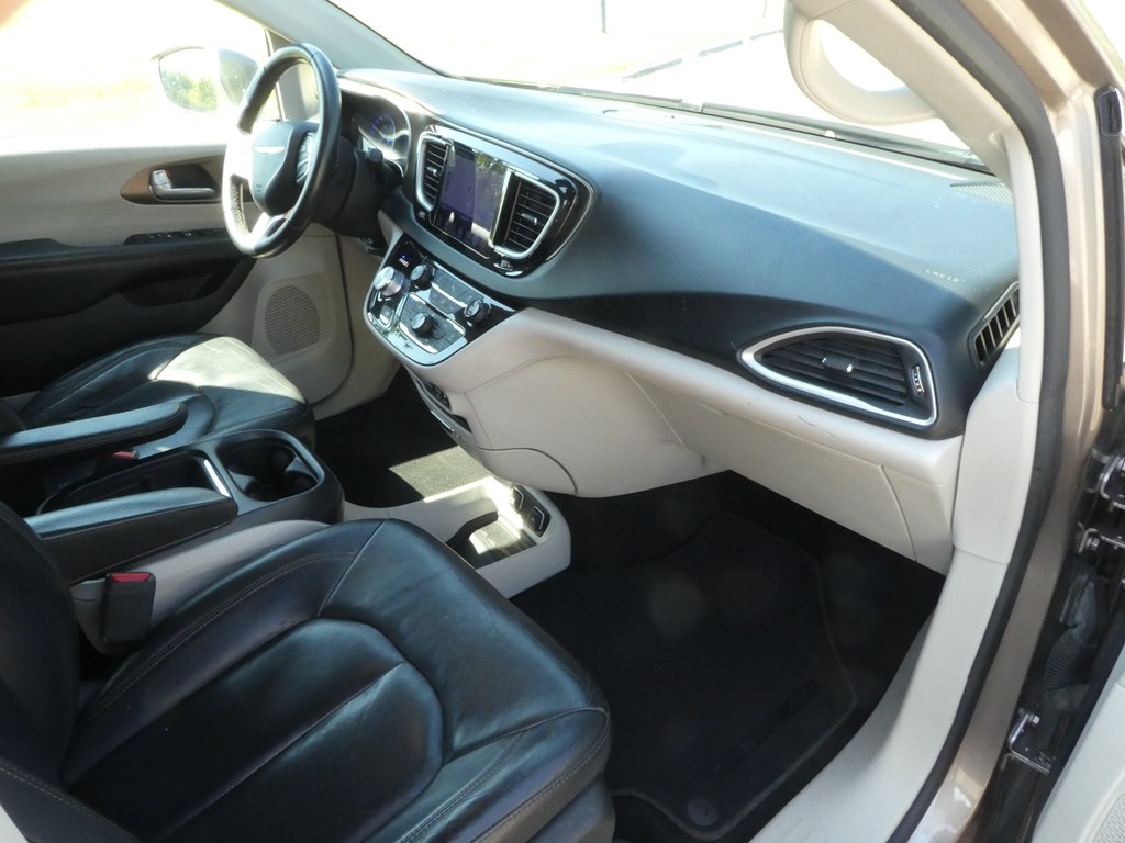 2017 Chrysler Pacifica Touring L photo 19