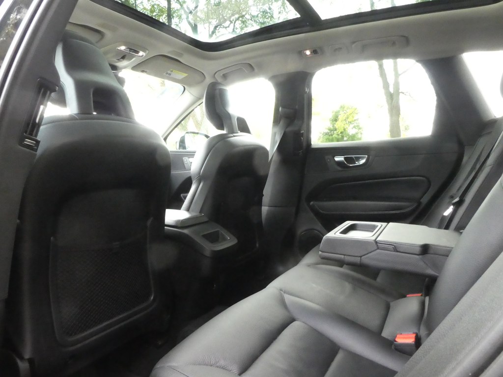 2018 Volvo XC60 Momentum photo 14