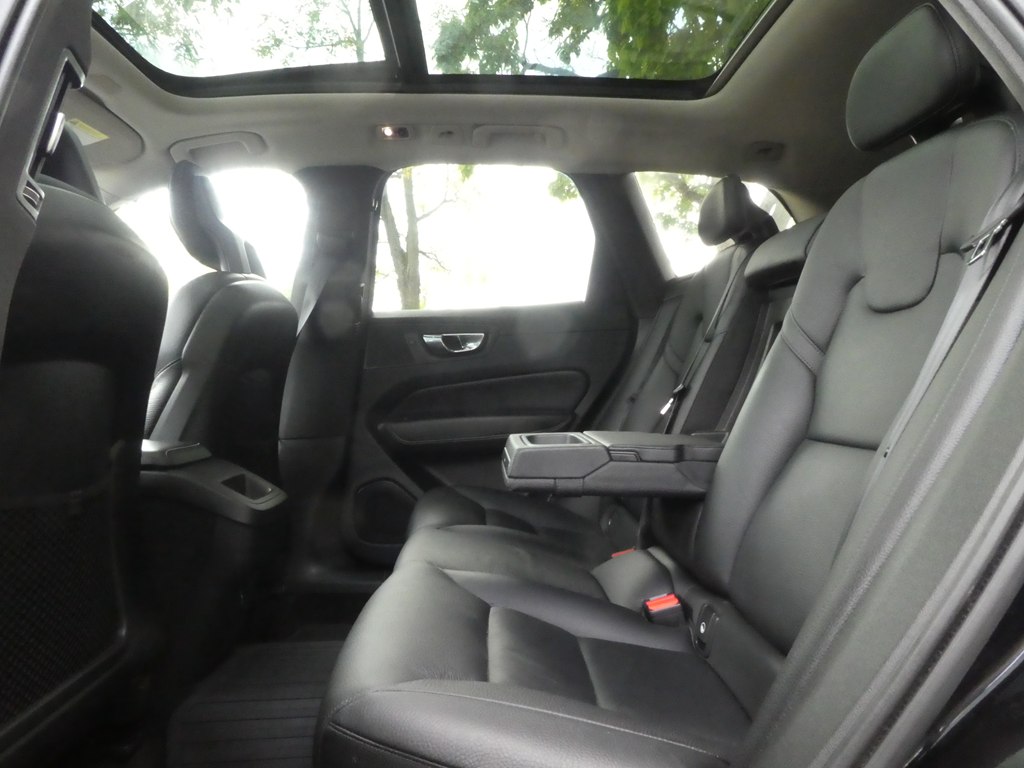 2018 Volvo XC60 Momentum photo 15