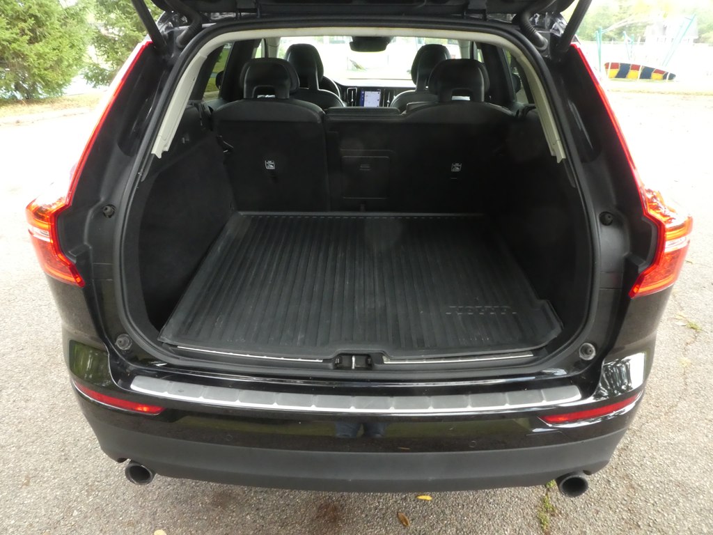 2018 Volvo XC60 Momentum photo 16