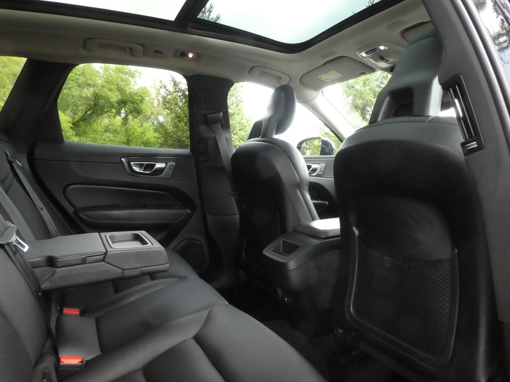 2018 Volvo XC60 Momentum photo 18