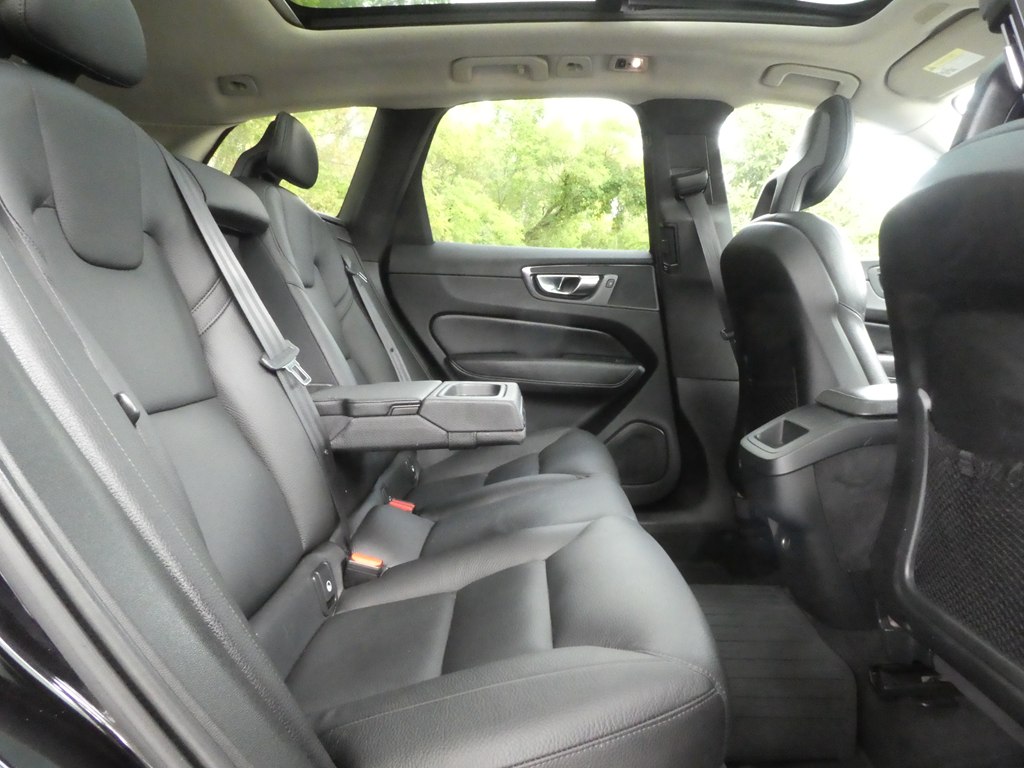2018 Volvo XC60 Momentum photo 19