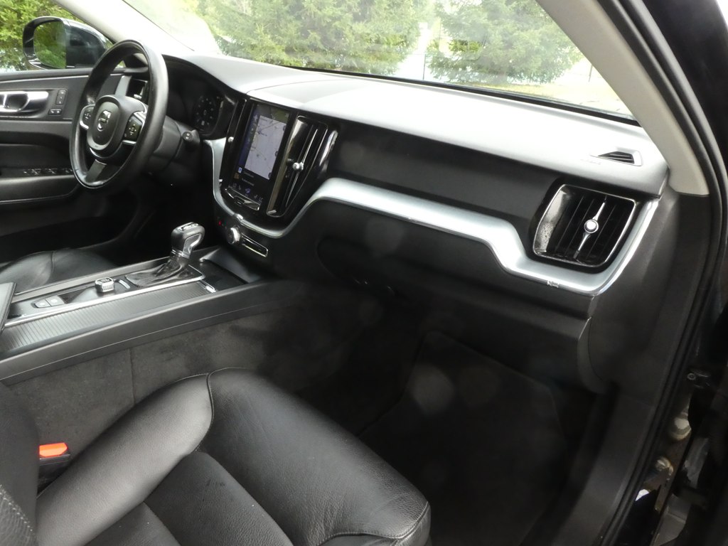 2018 Volvo XC60 Momentum photo 20