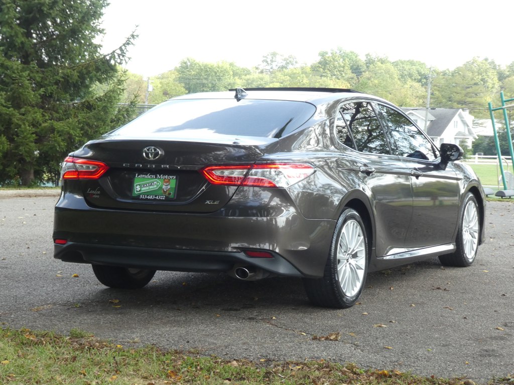 2018 Toyota Camry XLE photo 3