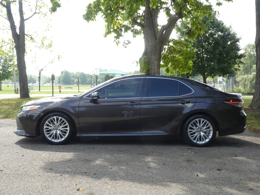 2018 Toyota Camry XLE photo 6