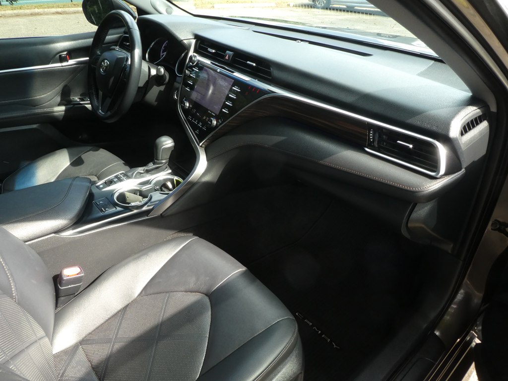 2018 Toyota Camry XLE photo 16