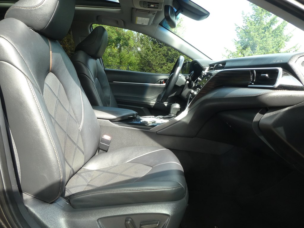 2018 Toyota Camry XLE photo 18