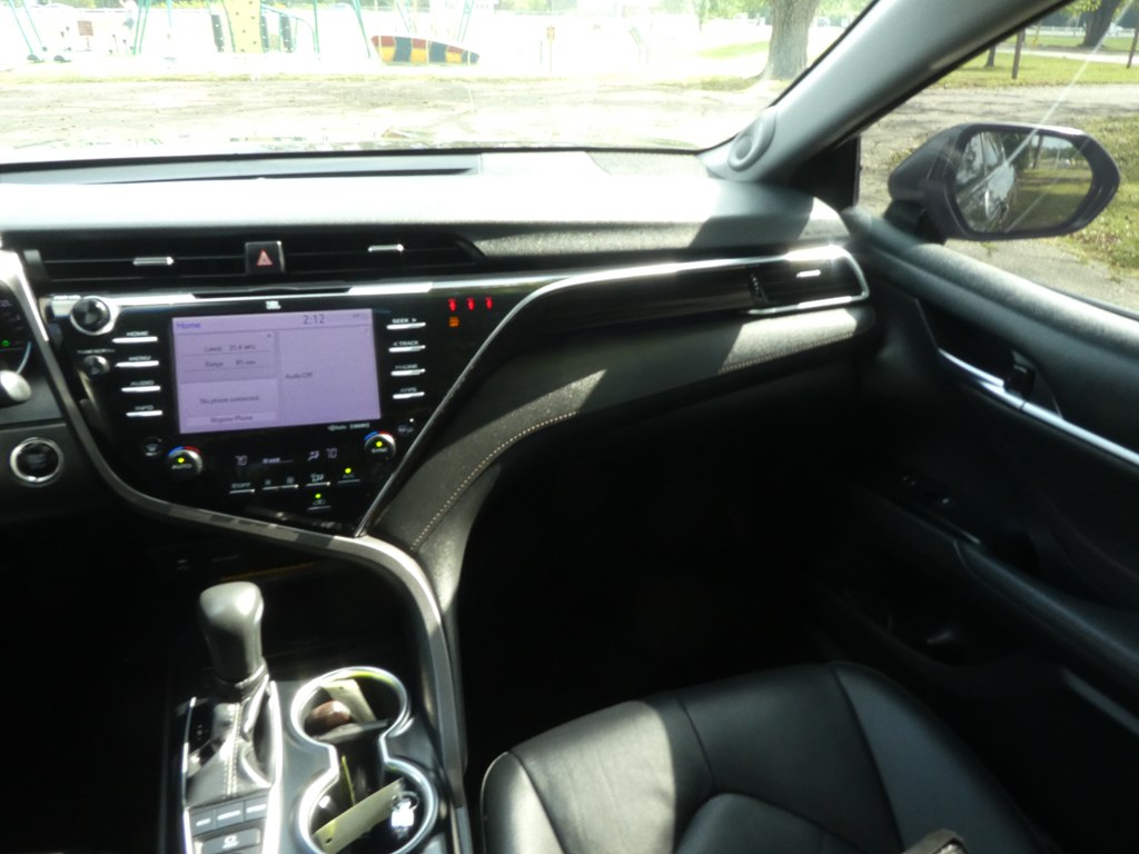 2018 Toyota Camry XLE photo 29