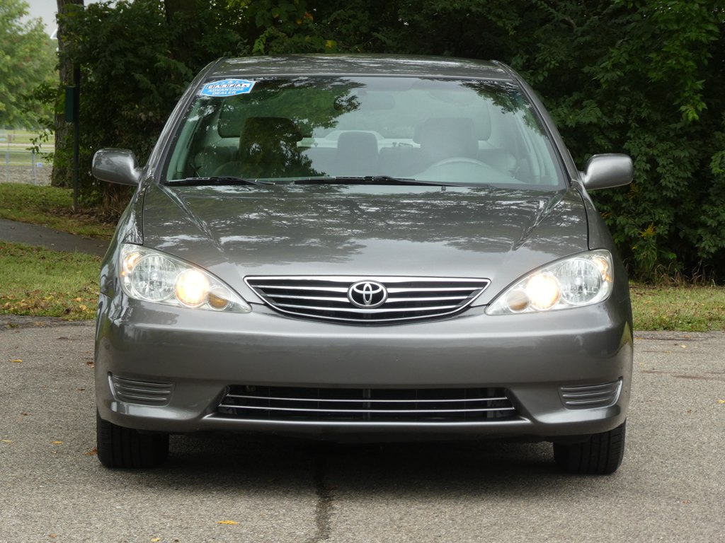 2005 Toyota Camry LE photo 2