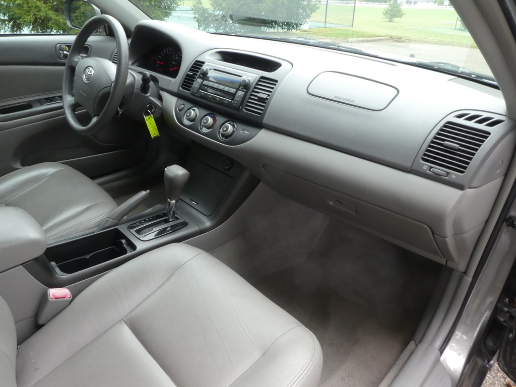 2005 Toyota Camry LE photo 19