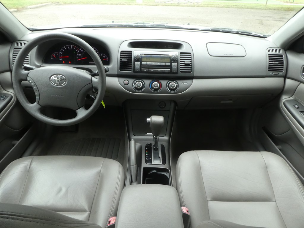 2005 Toyota Camry LE photo 26
