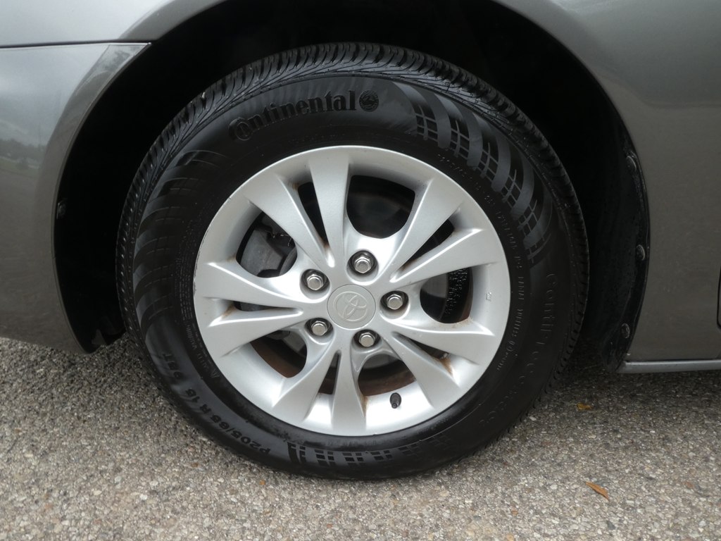 2005 Toyota Camry LE photo 28