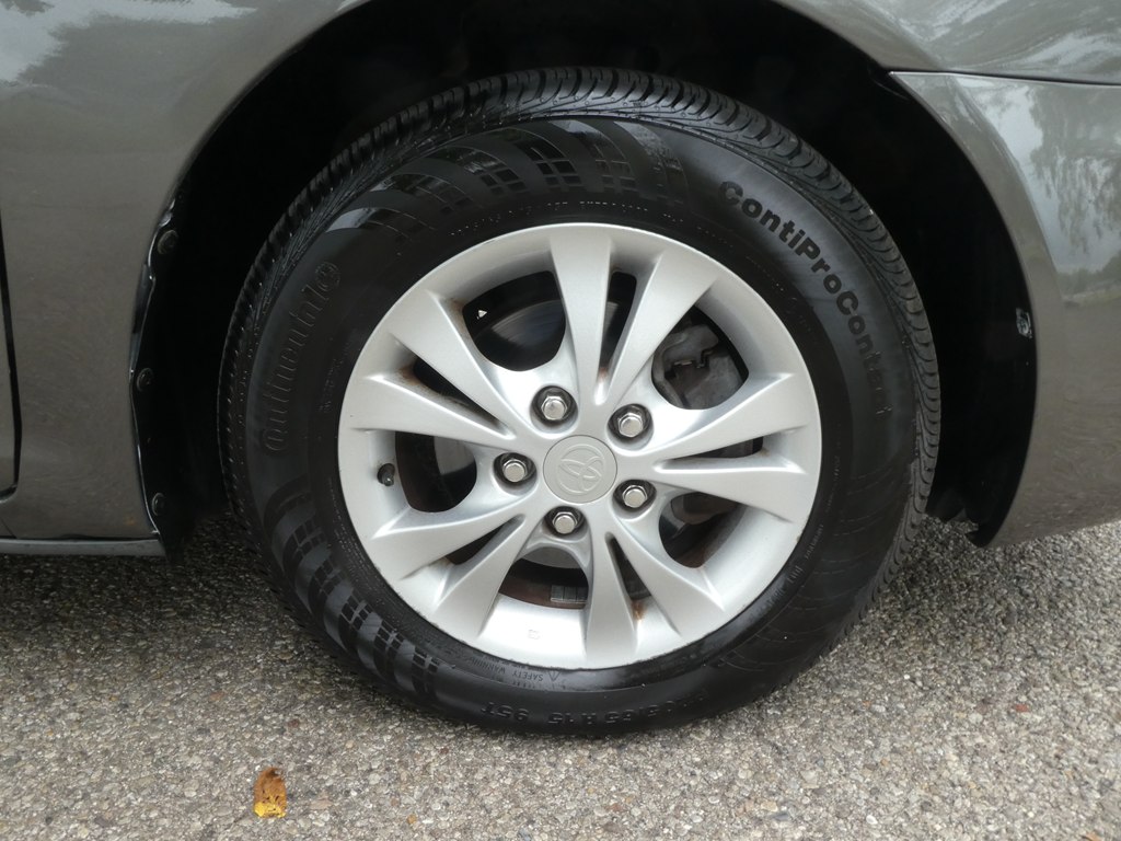 2005 Toyota Camry LE photo 31