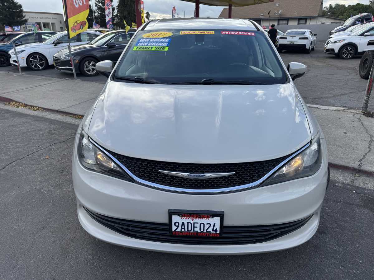 2017 Chrysler Pacifica Touring photo 2