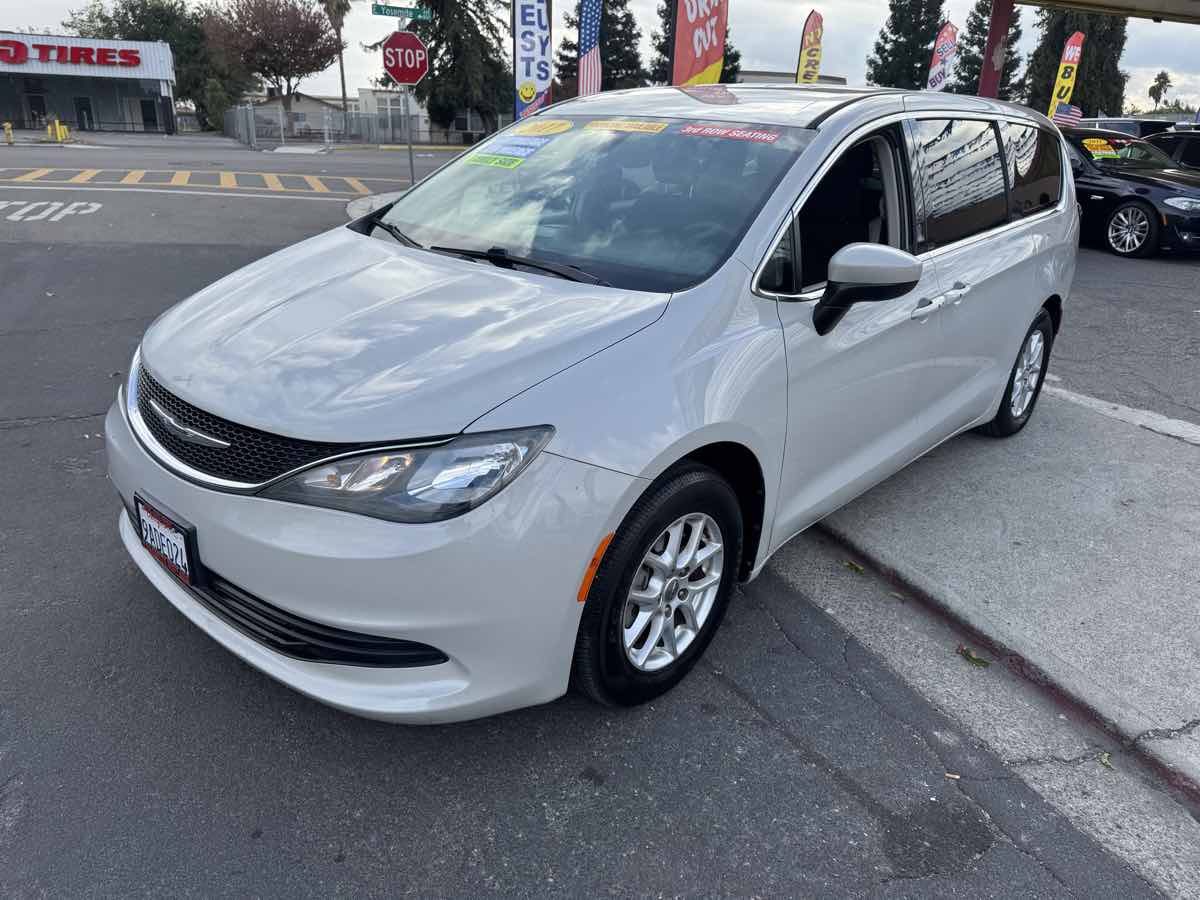 2017 Chrysler Pacifica Touring photo 3