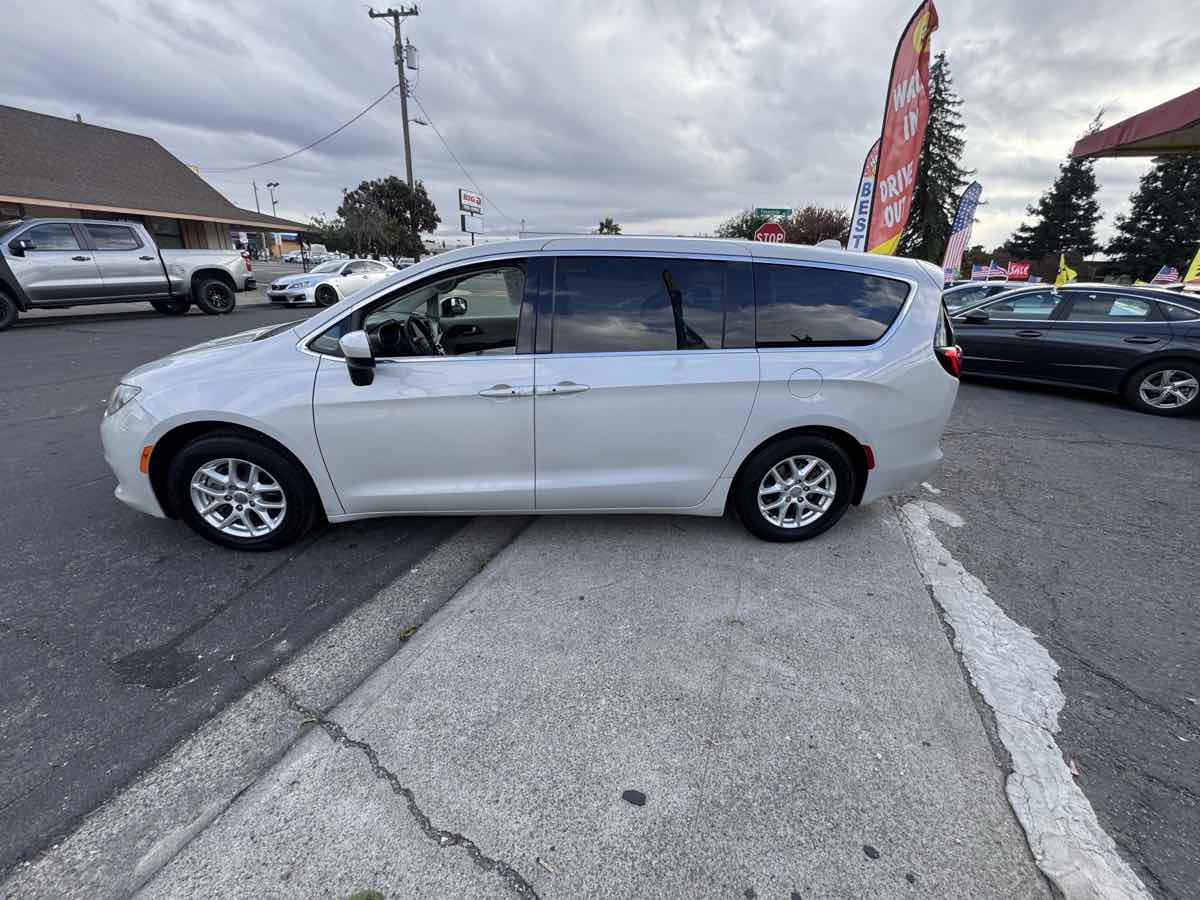 2017 Chrysler Pacifica Touring photo 4