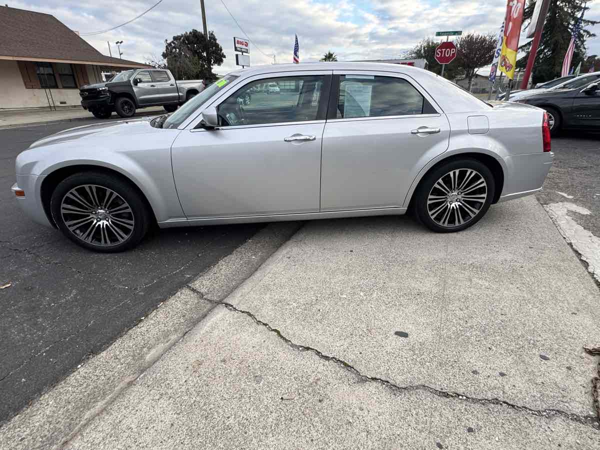 2010 Chrysler 300 photo 4