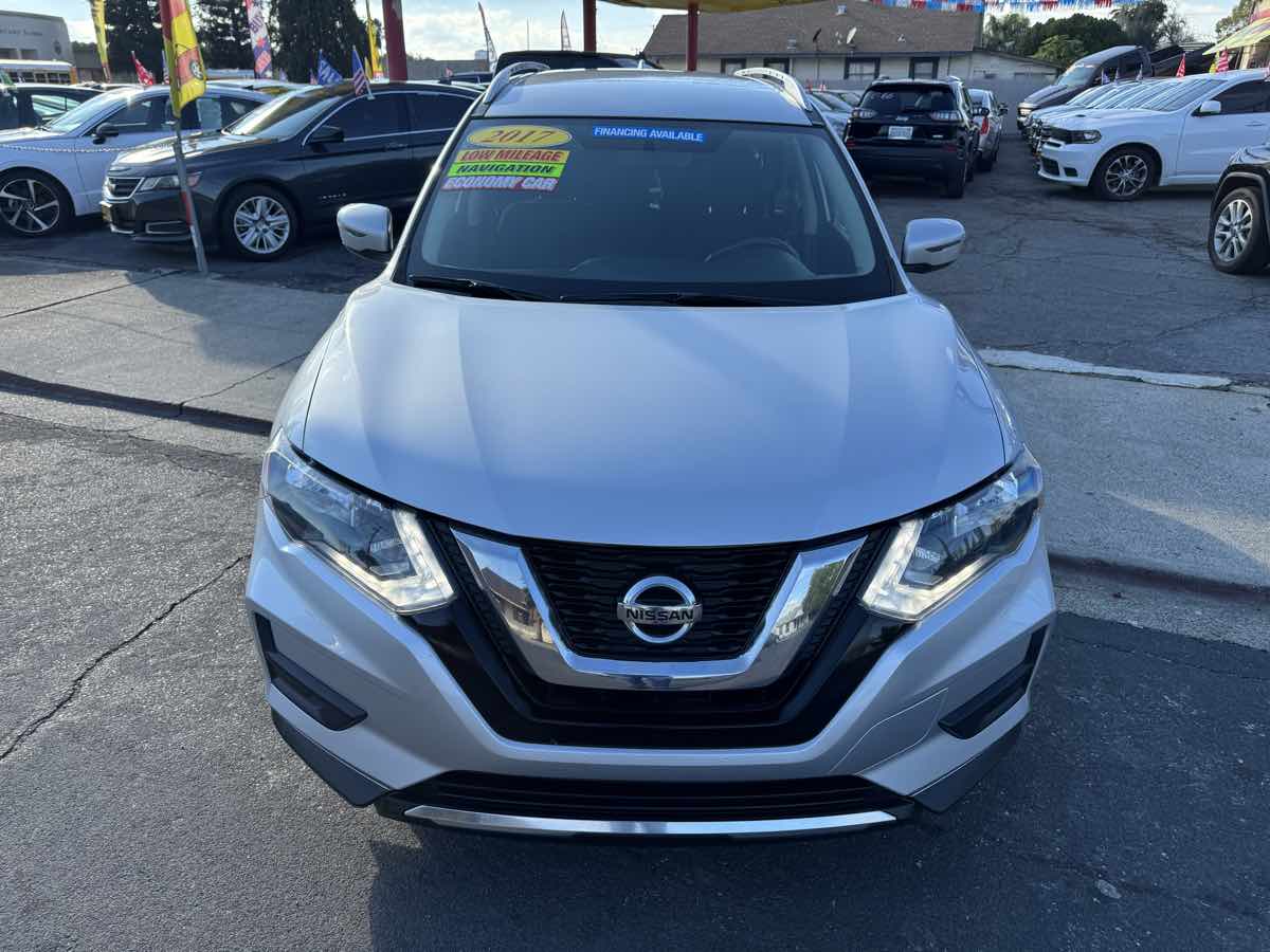 2017 Nissan Rogue SV photo 2