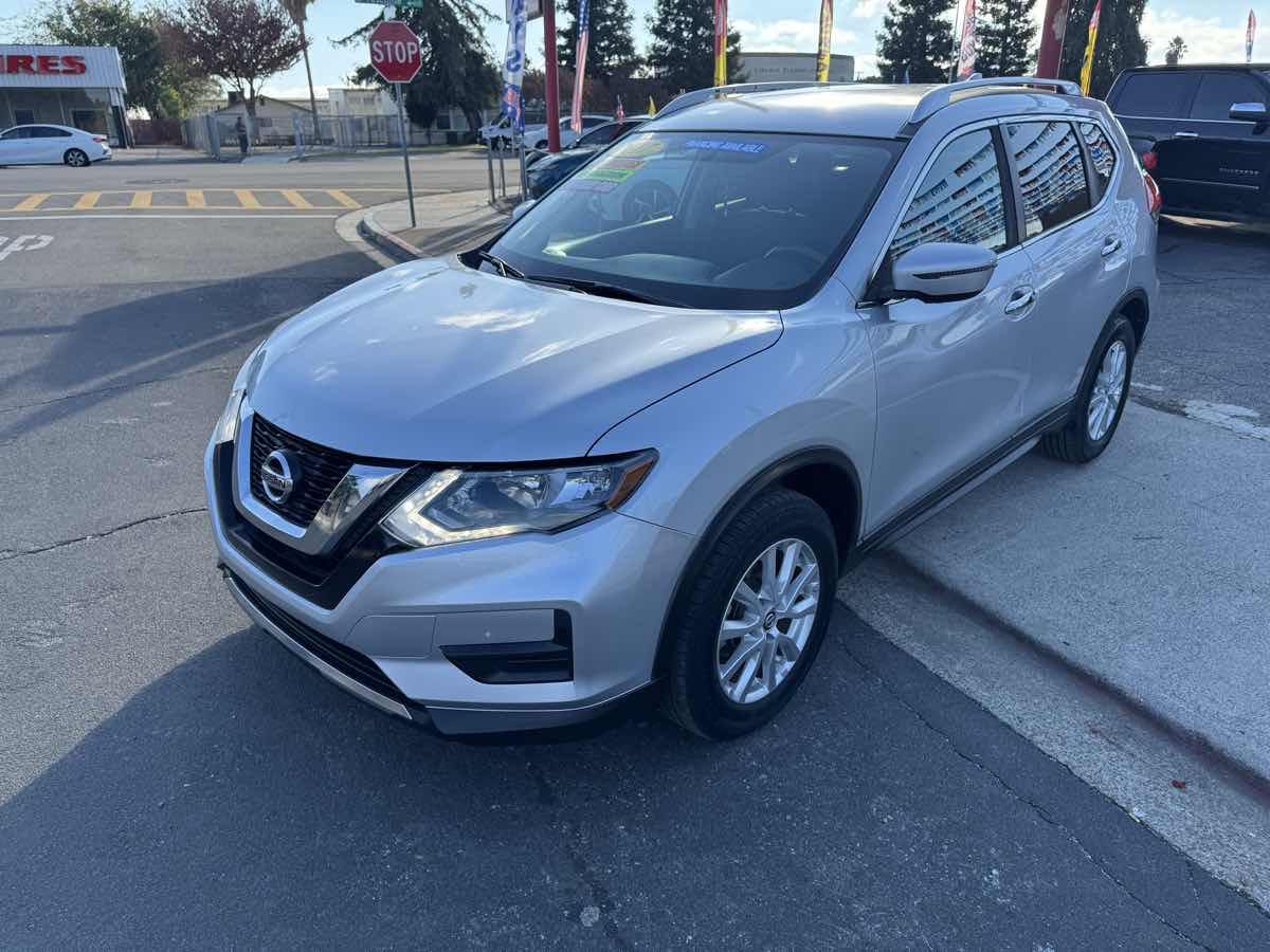 2017 Nissan Rogue SV photo 3