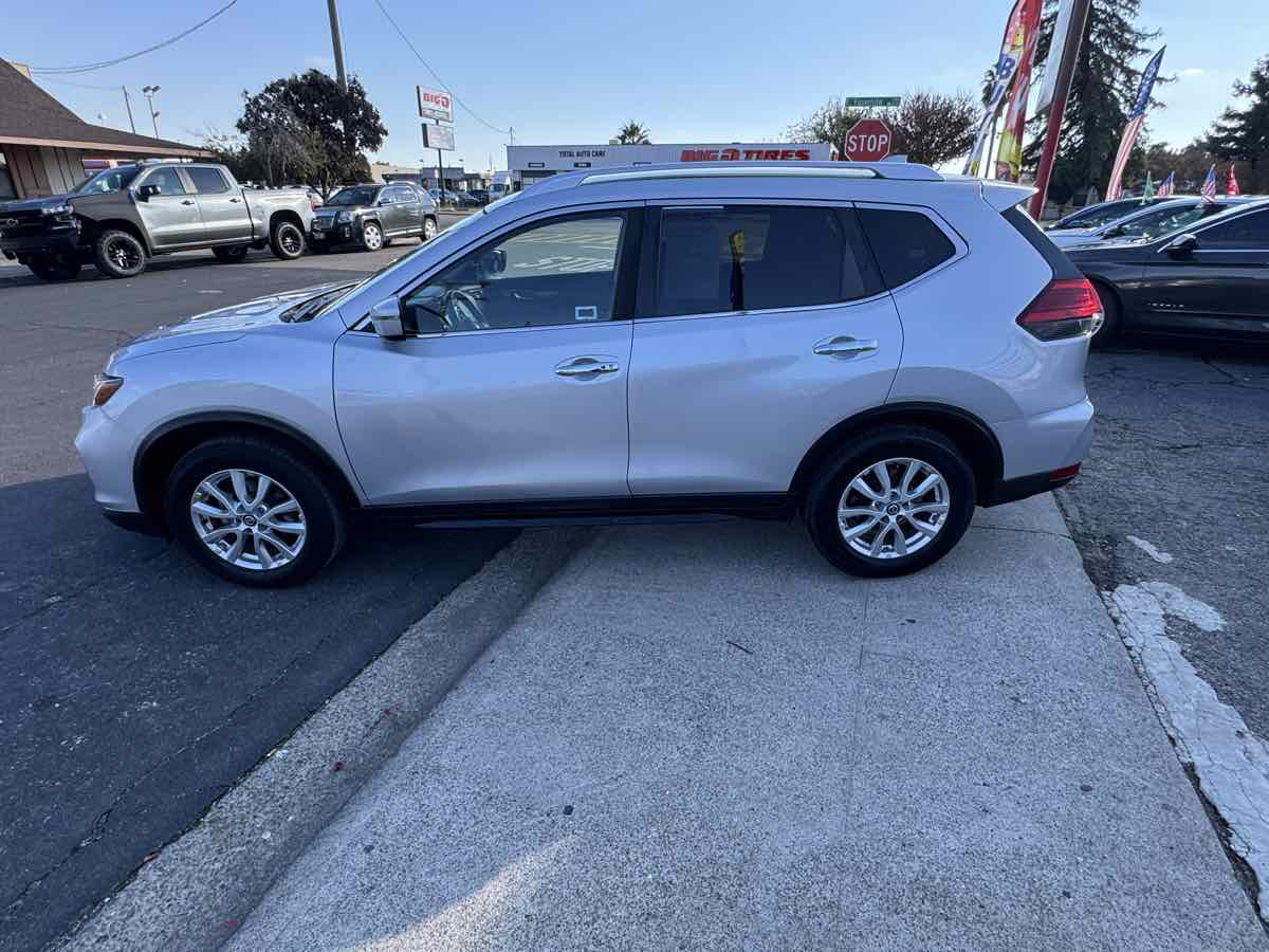 2017 Nissan Rogue SV photo 4