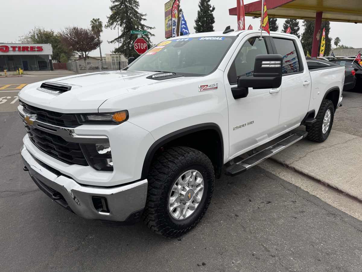 2024 Chevrolet Silverado 2500HD Z71 photo 2