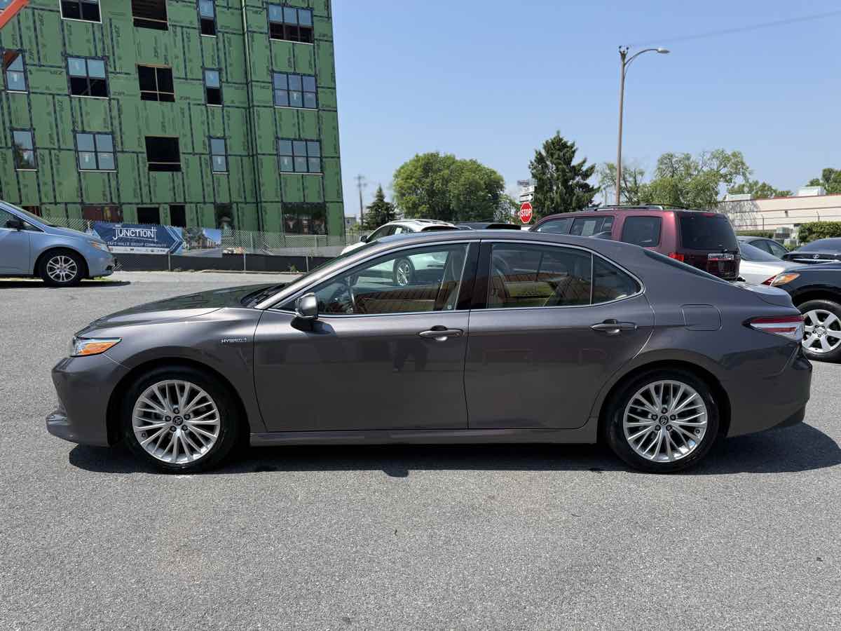 2018 Toyota Camry Hybrid XLE photo 4
