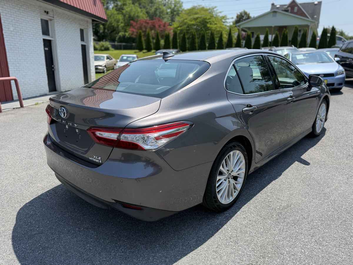 2018 Toyota Camry Hybrid XLE photo 7