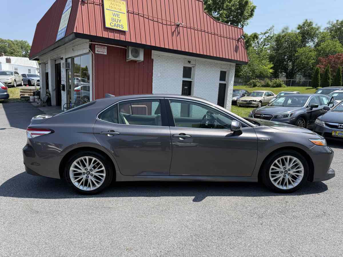 2018 Toyota Camry Hybrid XLE photo 8
