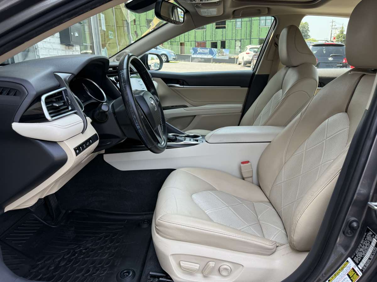 2018 Toyota Camry Hybrid XLE photo 9