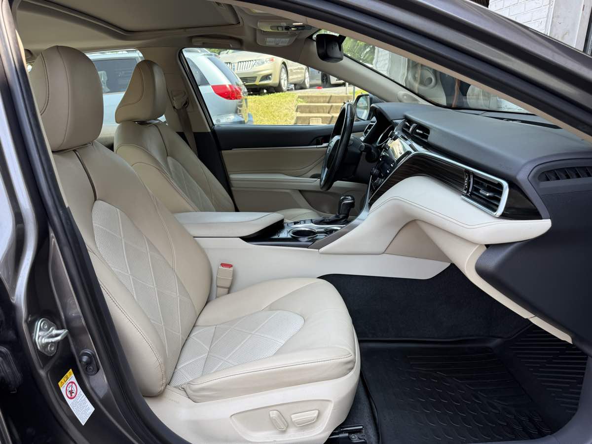 2018 Toyota Camry Hybrid XLE photo 10
