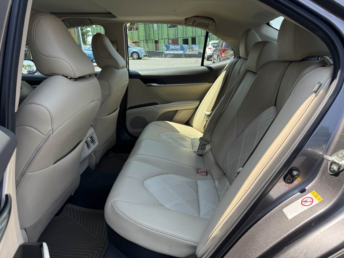 2018 Toyota Camry Hybrid XLE photo 11