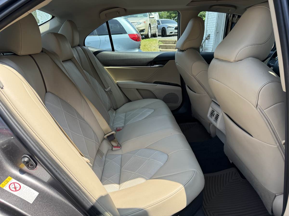 2018 Toyota Camry Hybrid XLE photo 12