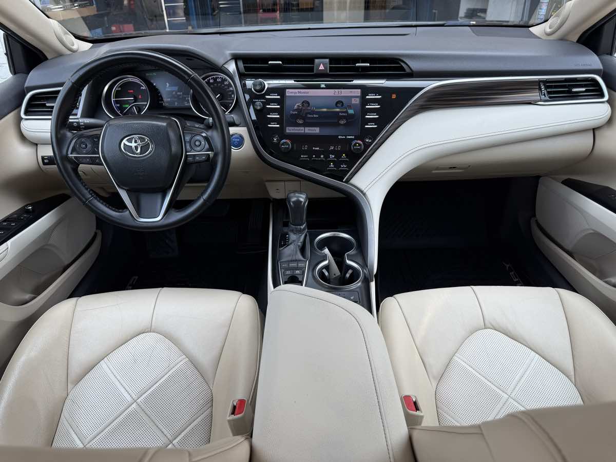 2018 Toyota Camry Hybrid XLE photo 13